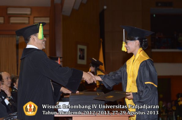 wisuda-unpad-gel-iv-ta-2012_2013-fakultas-ilmu-komunikasi-oleh-dekan-261