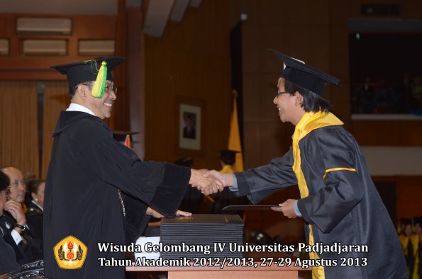 wisuda-unpad-gel-iv-ta-2012_2013-fakultas-ilmu-komunikasi-oleh-dekan-262