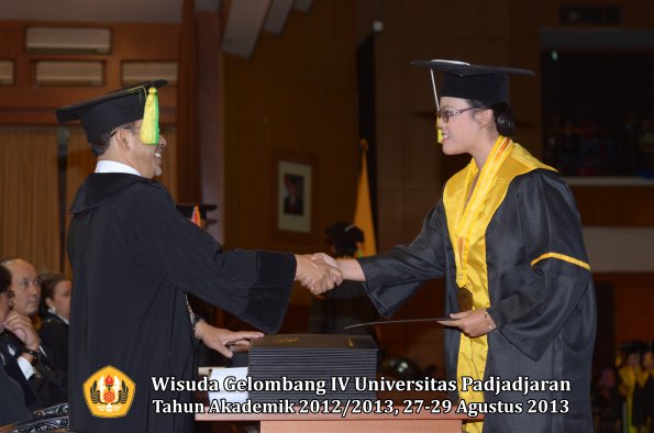 wisuda-unpad-gel-iv-ta-2012_2013-fakultas-ilmu-komunikasi-oleh-dekan-263