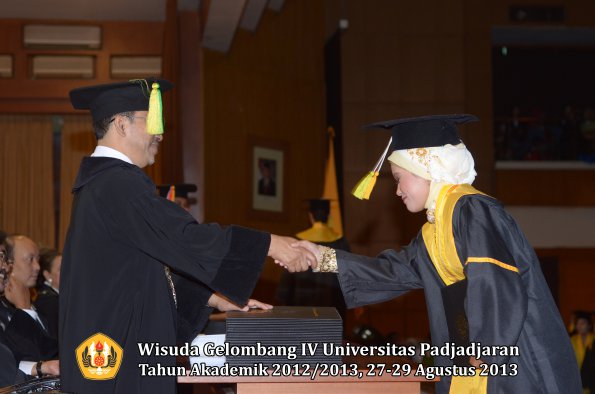 wisuda-unpad-gel-iv-ta-2012_2013-fakultas-ilmu-komunikasi-oleh-dekan-264