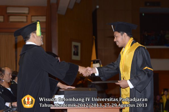 wisuda-unpad-gel-iv-ta-2012_2013-fakultas-ilmu-komunikasi-oleh-dekan-265