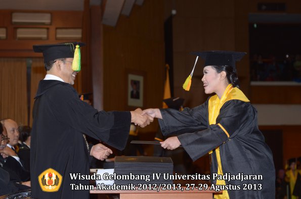 wisuda-unpad-gel-iv-ta-2012_2013-fakultas-ilmu-komunikasi-oleh-dekan-266