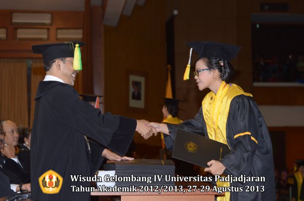 wisuda-unpad-gel-iv-ta-2012_2013-fakultas-ilmu-komunikasi-oleh-dekan-267