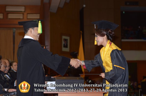 wisuda-unpad-gel-iv-ta-2012_2013-fakultas-ilmu-komunikasi-oleh-dekan-269