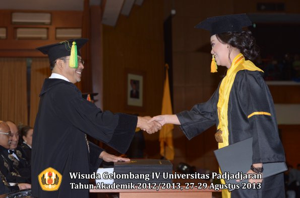 wisuda-unpad-gel-iv-ta-2012_2013-fakultas-ilmu-komunikasi-oleh-dekan-270