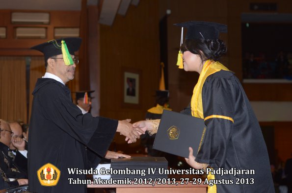 wisuda-unpad-gel-iv-ta-2012_2013-fakultas-ilmu-komunikasi-oleh-dekan-271