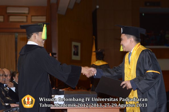 wisuda-unpad-gel-iv-ta-2012_2013-fakultas-ilmu-komunikasi-oleh-dekan-272