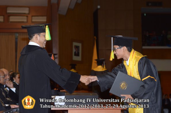 wisuda-unpad-gel-iv-ta-2012_2013-fakultas-ilmu-komunikasi-oleh-dekan-273