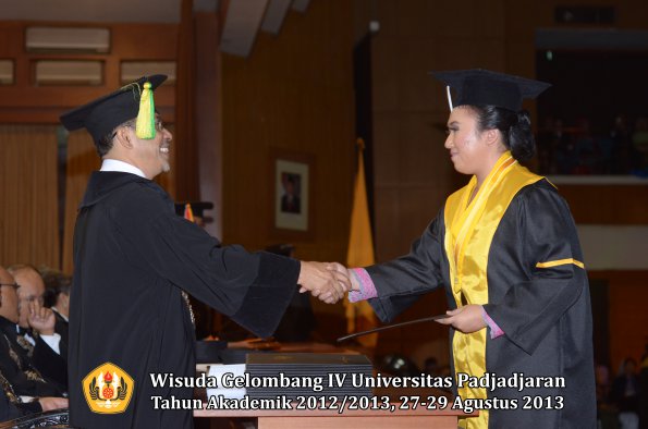 wisuda-unpad-gel-iv-ta-2012_2013-fakultas-ilmu-komunikasi-oleh-dekan-274