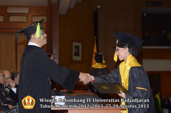 wisuda-unpad-gel-iv-ta-2012_2013-fakultas-ilmu-komunikasi-oleh-dekan-275