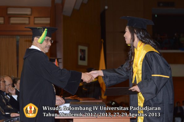 wisuda-unpad-gel-iv-ta-2012_2013-fakultas-ilmu-komunikasi-oleh-dekan-276