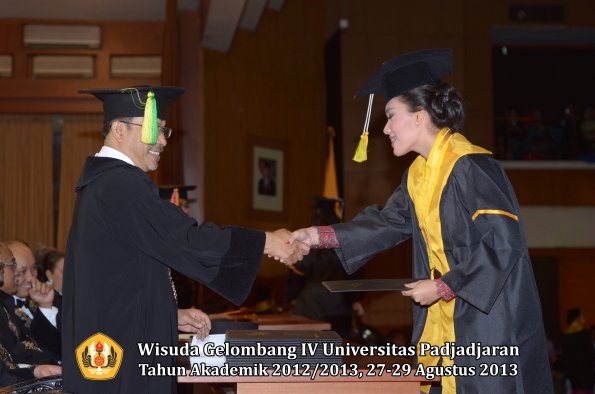 wisuda-unpad-gel-iv-ta-2012_2013-fakultas-ilmu-komunikasi-oleh-dekan-277