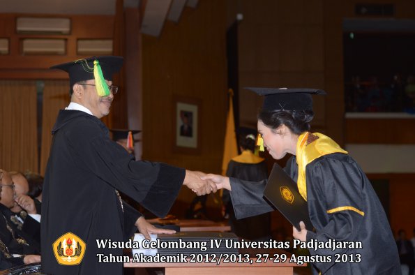 wisuda-unpad-gel-iv-ta-2012_2013-fakultas-ilmu-komunikasi-oleh-dekan-278