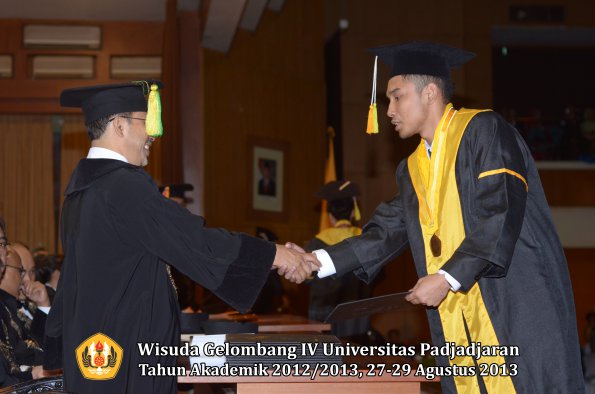 wisuda-unpad-gel-iv-ta-2012_2013-fakultas-ilmu-komunikasi-oleh-dekan-279