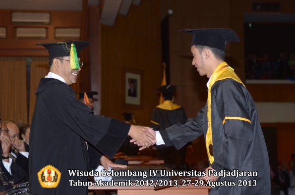 wisuda-unpad-gel-iv-ta-2012_2013-fakultas-ilmu-komunikasi-oleh-dekan-280