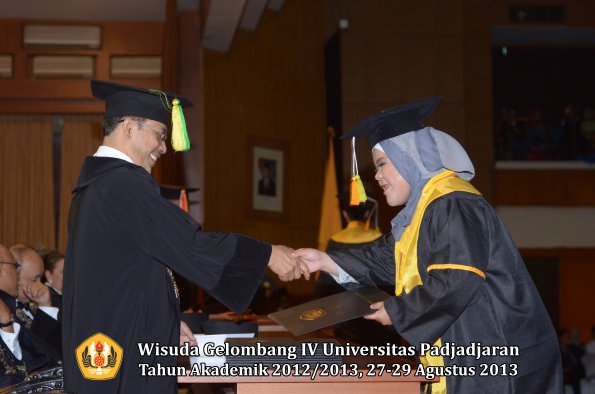 wisuda-unpad-gel-iv-ta-2012_2013-fakultas-ilmu-komunikasi-oleh-dekan-281