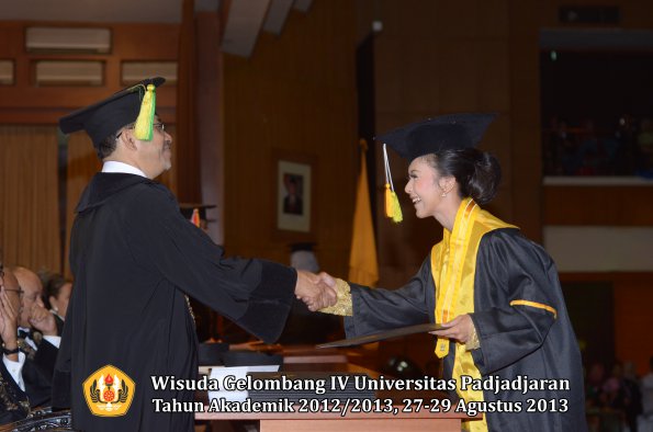 wisuda-unpad-gel-iv-ta-2012_2013-fakultas-ilmu-komunikasi-oleh-dekan-282