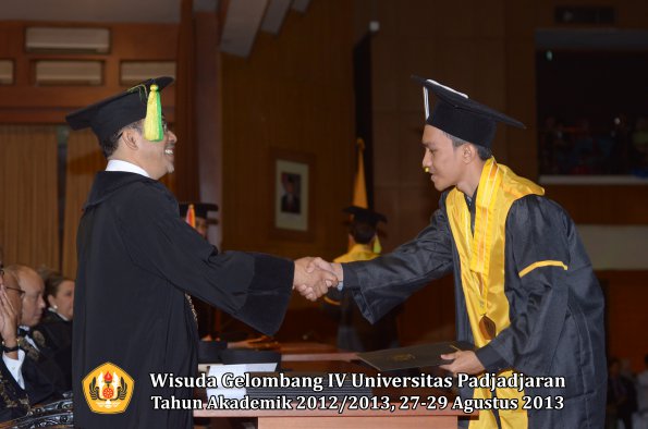 wisuda-unpad-gel-iv-ta-2012_2013-fakultas-ilmu-komunikasi-oleh-dekan-283