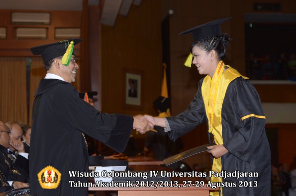 wisuda-unpad-gel-iv-ta-2012_2013-fakultas-ilmu-komunikasi-oleh-dekan-284