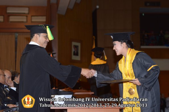 wisuda-unpad-gel-iv-ta-2012_2013-fakultas-ilmu-komunikasi-oleh-dekan-285