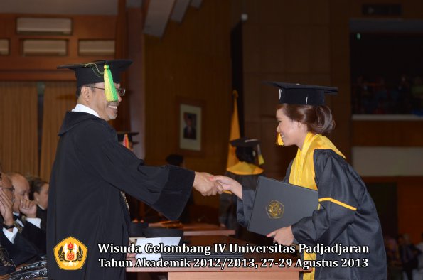 wisuda-unpad-gel-iv-ta-2012_2013-fakultas-ilmu-komunikasi-oleh-dekan-286