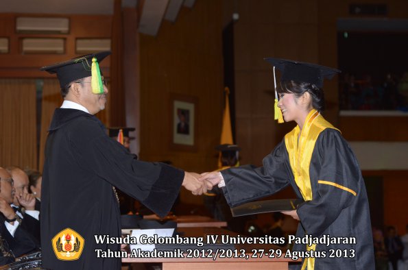 wisuda-unpad-gel-iv-ta-2012_2013-fakultas-ilmu-komunikasi-oleh-dekan-287