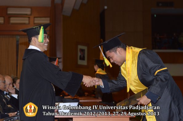 wisuda-unpad-gel-iv-ta-2012_2013-fakultas-ilmu-komunikasi-oleh-dekan-288