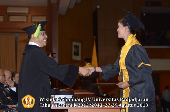 wisuda-unpad-gel-iv-ta-2012_2013-fakultas-ilmu-komunikasi-oleh-dekan-289