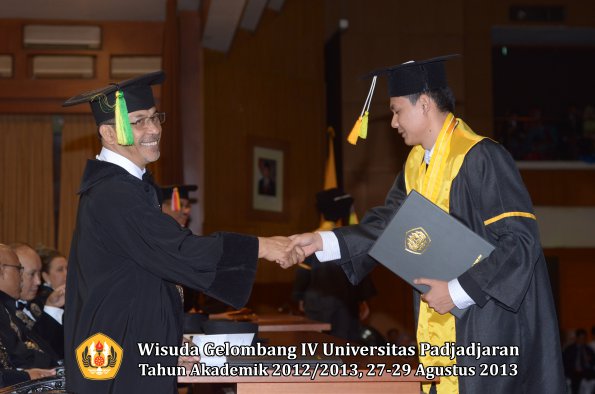 wisuda-unpad-gel-iv-ta-2012_2013-fakultas-ilmu-komunikasi-oleh-dekan-290