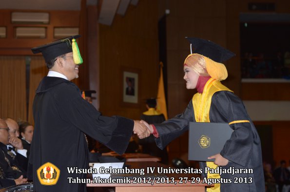 wisuda-unpad-gel-iv-ta-2012_2013-fakultas-ilmu-komunikasi-oleh-dekan-291