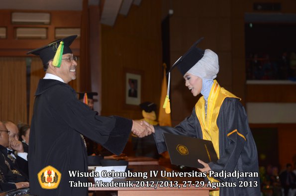 wisuda-unpad-gel-iv-ta-2012_2013-fakultas-ilmu-komunikasi-oleh-dekan-292