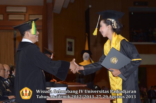 wisuda-unpad-gel-iv-ta-2012_2013-fakultas-ilmu-komunikasi-oleh-dekan-293