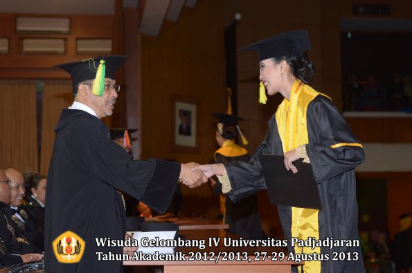 wisuda-unpad-gel-iv-ta-2012_2013-fakultas-ilmu-komunikasi-oleh-dekan-294