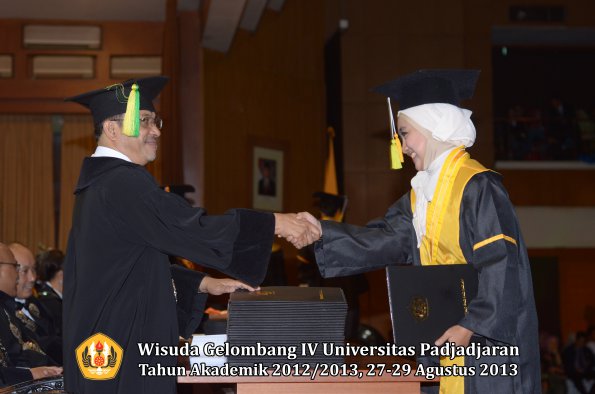 wisuda-unpad-gel-iv-ta-2012_2013-fakultas-ilmu-komunikasi-oleh-dekan-295