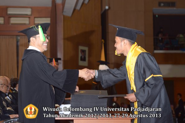 wisuda-unpad-gel-iv-ta-2012_2013-fakultas-ilmu-komunikasi-oleh-dekan-296