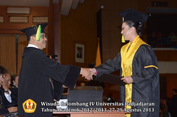 wisuda-unpad-gel-iv-ta-2012_2013-fakultas-ilmu-komunikasi-oleh-dekan-297