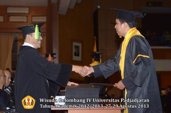 wisuda-unpad-gel-iv-ta-2012_2013-fakultas-ilmu-komunikasi-oleh-dekan-298