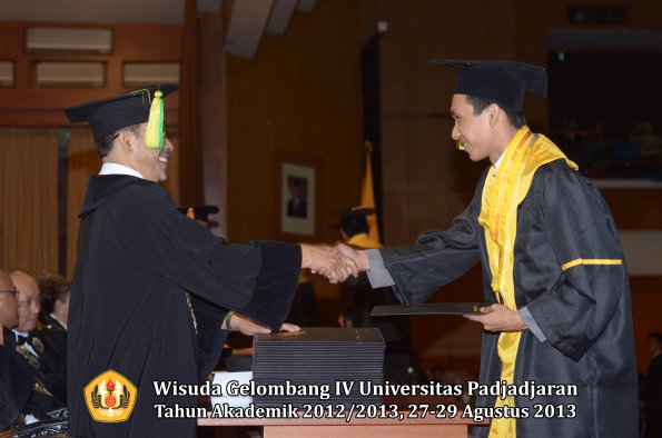 wisuda-unpad-gel-iv-ta-2012_2013-fakultas-ilmu-komunikasi-oleh-dekan-299