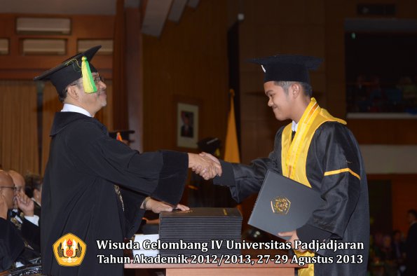 wisuda-unpad-gel-iv-ta-2012_2013-fakultas-ilmu-komunikasi-oleh-dekan-300