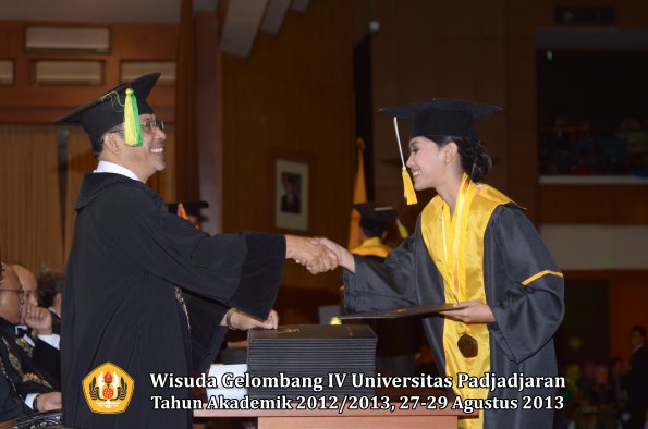 wisuda-unpad-gel-iv-ta-2012_2013-fakultas-ilmu-komunikasi-oleh-dekan-301