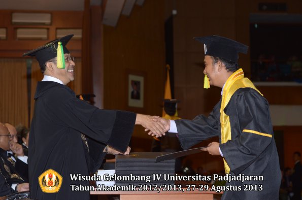 wisuda-unpad-gel-iv-ta-2012_2013-fakultas-ilmu-komunikasi-oleh-dekan-302