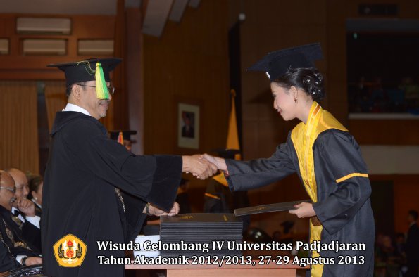 wisuda-unpad-gel-iv-ta-2012_2013-fakultas-ilmu-komunikasi-oleh-dekan-304