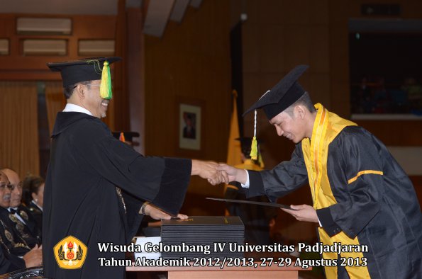 wisuda-unpad-gel-iv-ta-2012_2013-fakultas-ilmu-komunikasi-oleh-dekan-305