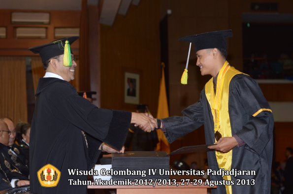 wisuda-unpad-gel-iv-ta-2012_2013-fakultas-ilmu-komunikasi-oleh-dekan-306