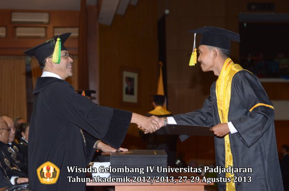 wisuda-unpad-gel-iv-ta-2012_2013-fakultas-ilmu-komunikasi-oleh-dekan-307