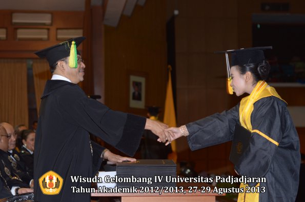 wisuda-unpad-gel-iv-ta-2012_2013-fakultas-ilmu-komunikasi-oleh-dekan-308