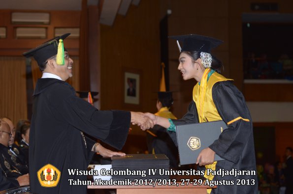 wisuda-unpad-gel-iv-ta-2012_2013-fakultas-ilmu-komunikasi-oleh-dekan-309