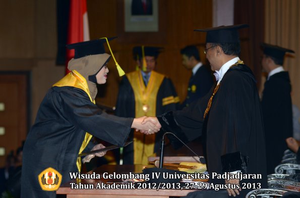 wisuda-unpad-gel-iv-ta-2012_2013-fakultas-ilmu-komunikasi-oleh-rektor-001