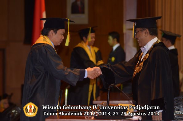 wisuda-unpad-gel-iv-ta-2012_2013-fakultas-ilmu-komunikasi-oleh-rektor-002