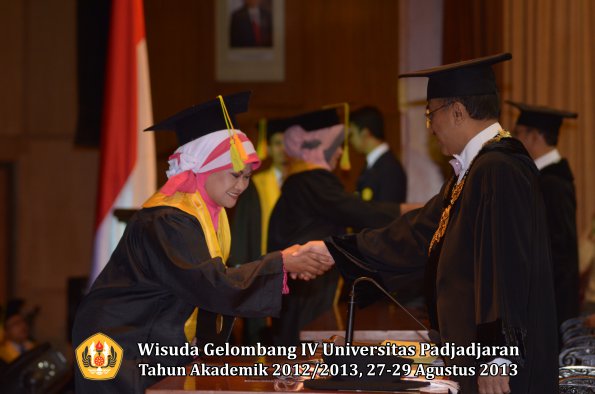 wisuda-unpad-gel-iv-ta-2012_2013-fakultas-ilmu-komunikasi-oleh-rektor-005